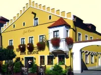 Hotel Zur Krone Hotel dekat Cafe Zentral