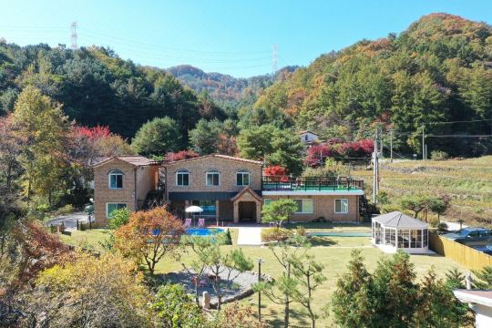 [양평 펜션 숲의 외관 사진]