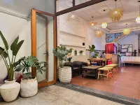 Cole Hotel & Apartment Các khách sạn gần Cửa Hàng TiTi