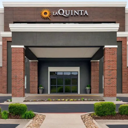 La Quinta Inn & Suites by Wyndham Springfield Airport Plaza