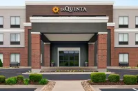 La Quinta Inn & Suites by Wyndham Springfield Airport Plaza Hotels near Springfield-Branson National Airport
