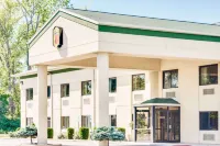 Super 8 by Wyndham Port Clinton Hotels in Bay Township
