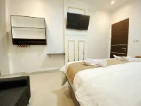 Double D Guesthouse Syariah Hotels near Plaza Bukittinggi
