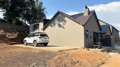 2-bed House in Dullstroom , Blue Crane Estate 66 فنادق في دولستروم