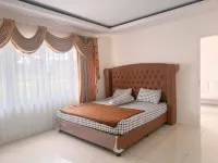 Villa Rumah Putih Ardilla Puncak Hoteller i Batu Layang