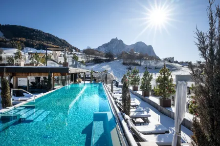 Abinea Dolomiti Romantic Spa Отели рядом с достопримечательностью «Alpe di Siusi - Seiser Alm Bahn»