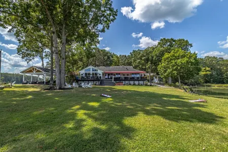 PVT PENINSULA! Hot tub, beach, spectacular views w/huge kitchen!Sleeps up to 21