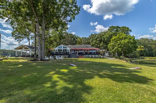 PVT PENINSULA! Hot tub, beach, spectacular views w/huge kitchen!Sleeps up to 21