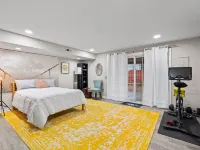 Luxurious home with golf course view, deck, grill, Peloton! King size bed. シャンティリーのホテル