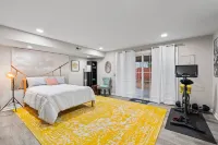 Luxurious home with golf course view, deck, grill, Peloton! King size bed.