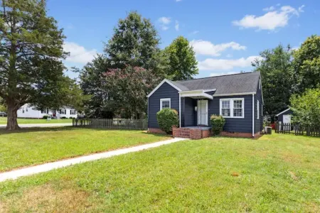 Cozy Stays Cottage *Close to NASCAR & Hot Spots*