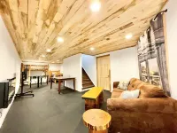 Beautiful log cabin close to all the wonders of the Adirondacks! 존스버그 호텔