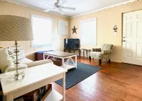 Cute Cottage In The Heart of Gulfport!