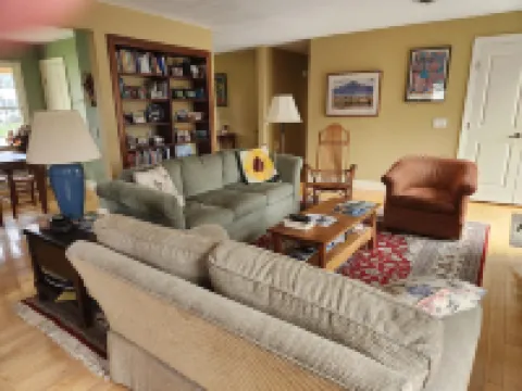 2 mi from VT campus. Great house - football games, graduation, or campus visits. Hotels in Blacksburg