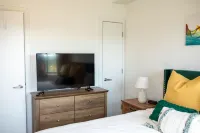 Luxe High Rise Uptown Condo |Free Wi-Fi | Secure Building | Free Parking