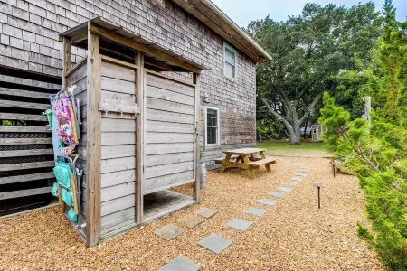 Nags Head Retreat- Walk to beach and sound, bikes and beach chairs included!