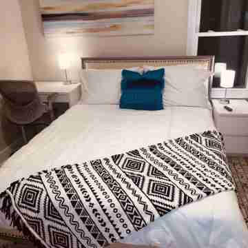 Mins from MGM, Downtown springfield, Mercy and Baystate Medical center. Rooms