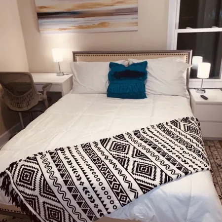 Mins from MGM, Downtown springfield, Mercy and Baystate Medical center.