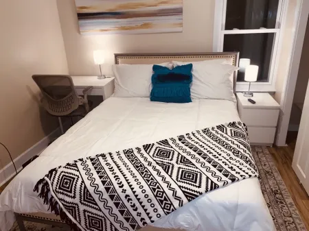 Mins from MGM, Downtown springfield, Mercy and Baystate Medical center.