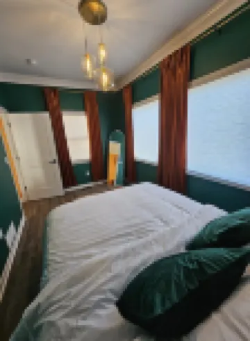 The Caboose - Cozy space steps from downtown