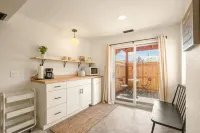 Modern walk-out apartment centrally located in COS!