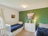 Minutes to ND-Sleeps 10+, Family+Pet-Friendly, Early Check-In, Big Yard & Clean! Hotels in Harris Township