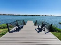 Spacious Lakehouse Getaway. Private Dock with large fenced Backyard and Gameroom - 3 stjerner