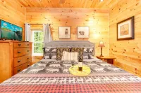 Private retreat with Nature at its best! Hot Tub, Lake & ski, Arcade & Games.