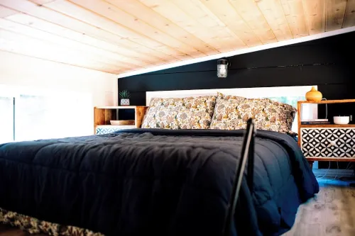 Tiny house Glamping in the mountains 🌻 Walk to private lake!
