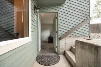 "Suite Springs" - Entire 2 BR Spacious Residence