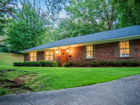 Hillside Ranch Patio with BBQ Grill Walking Distance to Campus & Square.