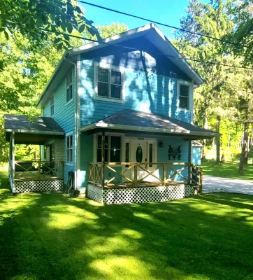 New, pet friendly home, only a 2 minute drive to Lake Mich. with beach access