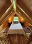 Paradise Peak Cabins “Songbird”outdoor hot tub in the heart of Amish Country