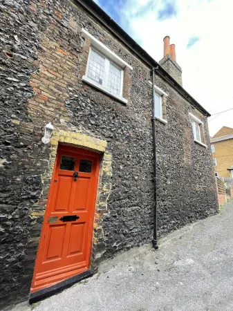Historic cosy Old Town cottage-parking, garden, 2-min walk to beach Отели рядом с достопримечательностью «Shell Grotto»