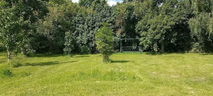 Holiday house with a large garden and swimming lake in the village Отели в г. Уккермарк