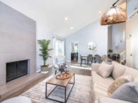 New! Modern & Sleek 4BR home w/high ceilings Hotels in Foster City