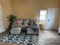 Tiny Flamingo's Nest - Cottage Near Pioneer Woman Mercantile - Pet friendly!