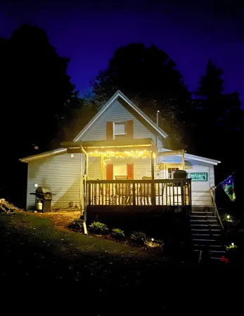 Trout Cove Cabin - Fish, Hike & Relax all in one setting just North of Decorah