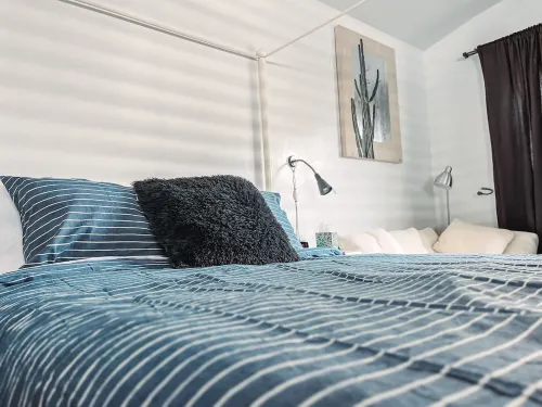 Mins to U of A, Comfortable Bed,  Pet Friendly!