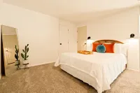 The Nook- Private Walkout Studio With Full Kitchen & Hot Tub!