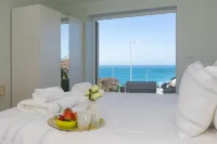 Amazing holiday home with stunning sea views, garden and parking