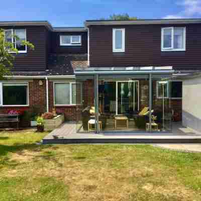 4 bedroom, 3 bath, walk to the beach, golf, shops, pubs. New Forest 3 miles. Hotel Exterior