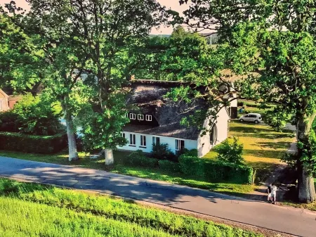 Familienfreundliche Reetdachhaushälfte im Wendland Отели в г. Люхов-Данненберг