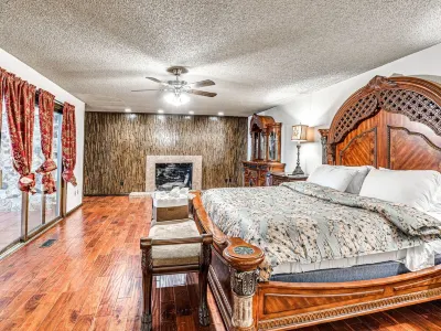 Brownsville- Indoor Heated pool, Tennis court, luxury mansion by Lake Overholser