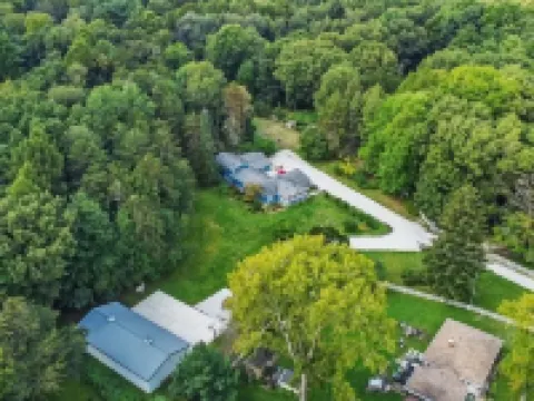 Family Friendly Retreat, Sleeps 12+, Full Basketball Court, Large Inground Pool Hotels in LaPorte County