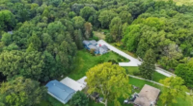Family Friendly Retreat, Sleeps 12+, Full Basketball Court, Large Inground Pool