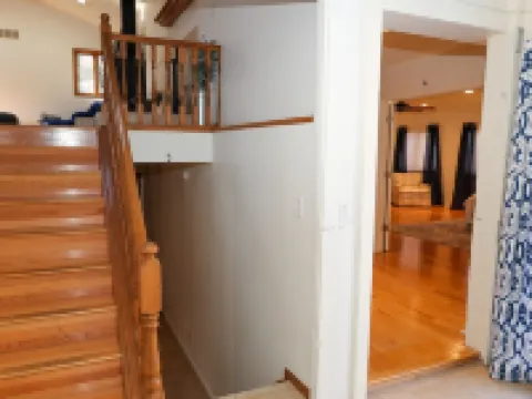 Family Friendly Retreat, Sleeps 12+, Full Basketball Court, Large Inground Pool Hotels in LaPorte County