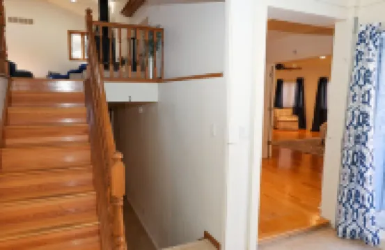 Family Friendly Retreat, Sleeps 12+, Full Basketball Court, Large Inground Pool