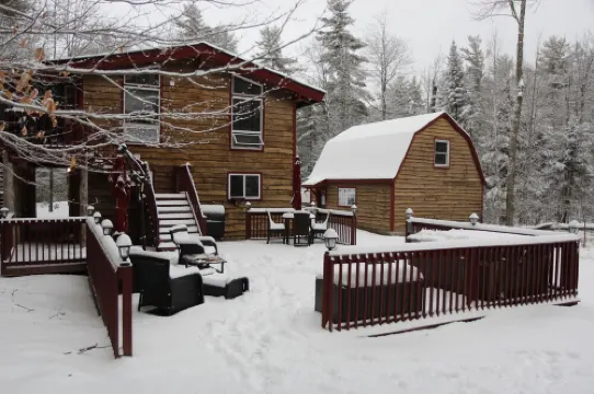 Unique Rustic Ski-Tree House - Game room, Hot tub & Sauna