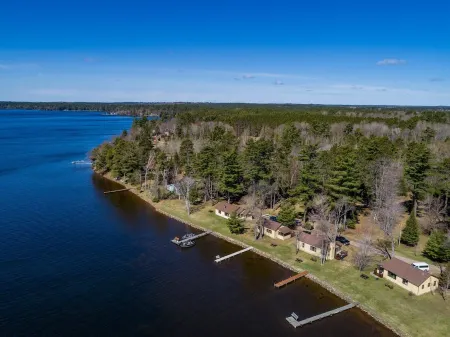 Comfy pet friendly 2 bedroom with fireplace